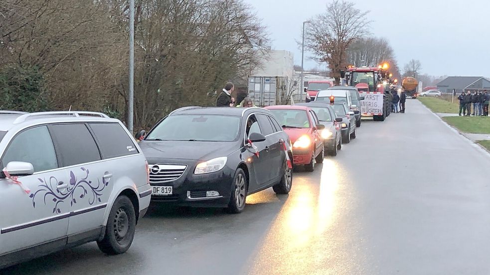 Unternehmer, Privatpersonen und Landwirte trafen sich am Samstagmorgen im Gewerbegebiet Ihrhove-Nord. Zusammen wurde eine Protestfahrt gegen die Politik der Bundesregierung durch Ihrhove unternommen. Foto: Ammermann