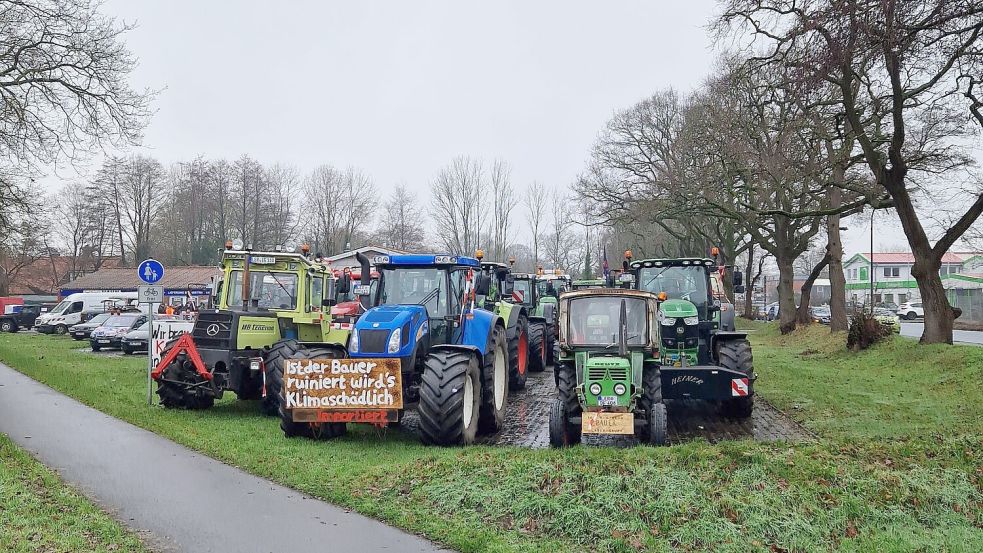 Nach der Protestfahrt am Samstagvormittag stellten sich die Teilnehmer unter anderem auf dem Parkplatz bei der Spielhalle im Gewerbegebiet Ihrhove-Nord zu einer Pause auf. Danach ging es zur Protestaktion nach Weener. Foto: Ammermann