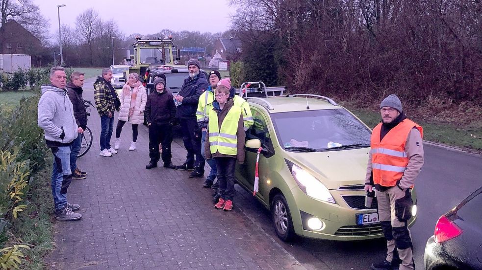 Morgens um 8 Uhr hatten sich schon die ersten Teilnehmer eingefunden. Später nahmen mehr als 100 Fahrzeuge an der Protestfahrt teil. Foto: Ammermann