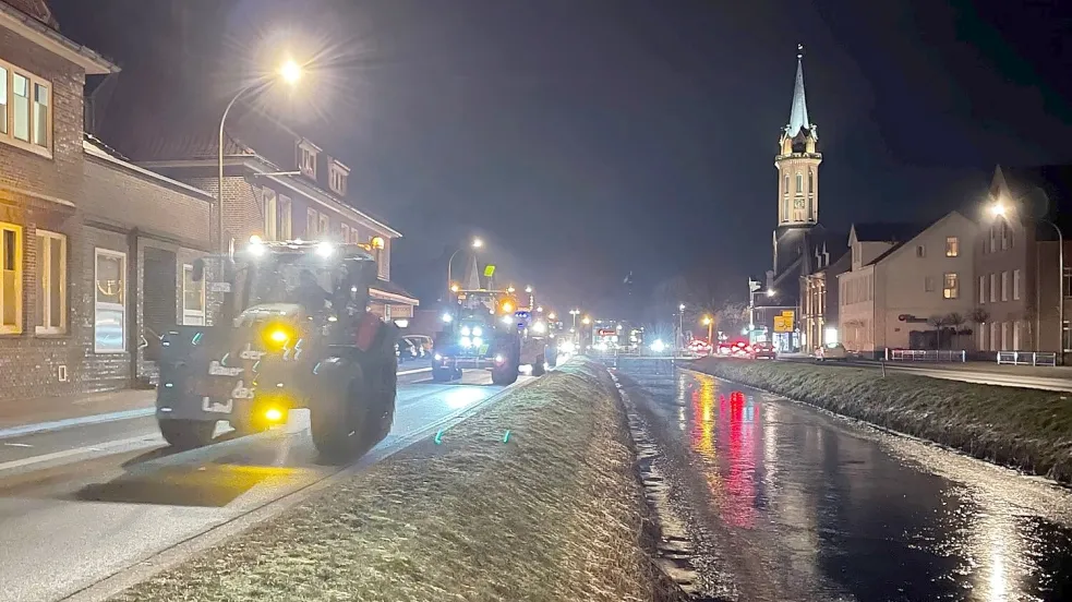 Am Mittwochabend fuhren erneut einige Trecker und Demoteilnehmer über das Rhauderfehner Untenende. Foto: Janßen