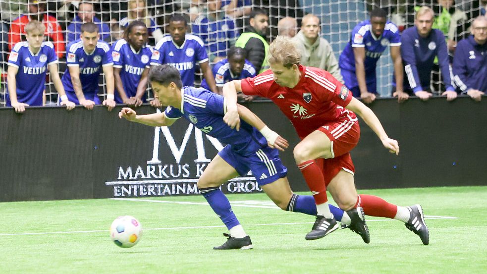 Kickers Emden (rechts David Schiller) hat das erste Spiel in Gummersbach gegen Schalke 04 deutlich verloren. Foto: Doden