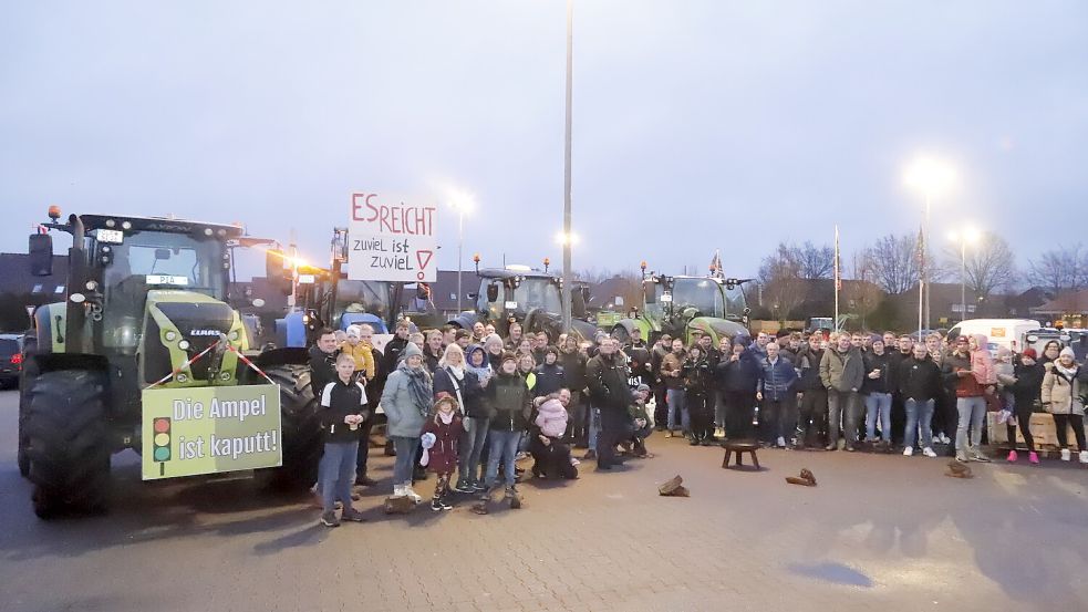 Auf dem Parkplatz des Einkaufszentrums in Barßel positionierten sich die Landwirte mit ihren Treckern - sie protestierten gegen die Pläne der Bundesregierung. Foto: Passmann