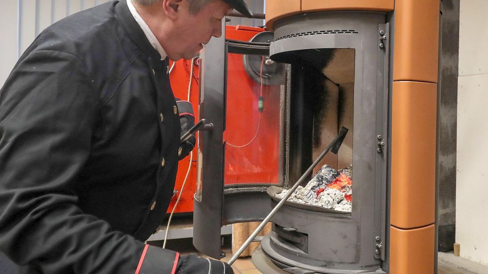Bis 31. Dezember 2024 müssen Kaminöfen, die vor dem 22. März 2010 in Betrieb gegangen sind, nachgerüstet oder stillgelegt werden. Foto: Imago Images/localpic