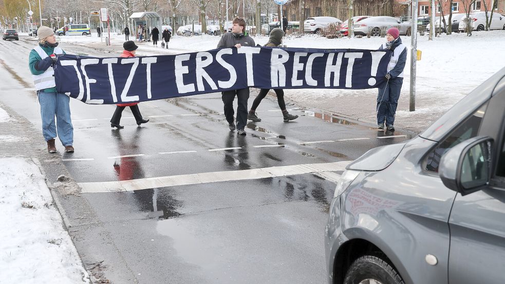 Klimaschützer der Gruppe „Letzte Generation“ blockierten Ende November 2023 eine Straße in Mecklenburg-Vorpommern. Nachdem der Prozess gegen einen Lastwagenfahrer begonnen hatte, weil er einen Klima-Aktivisten bei einer Sitzblockade bewusst angefahren haben soll, lautet die Devise der Protestierer: „Jetzt erst recht“. Foto: Wüstneck/dpa