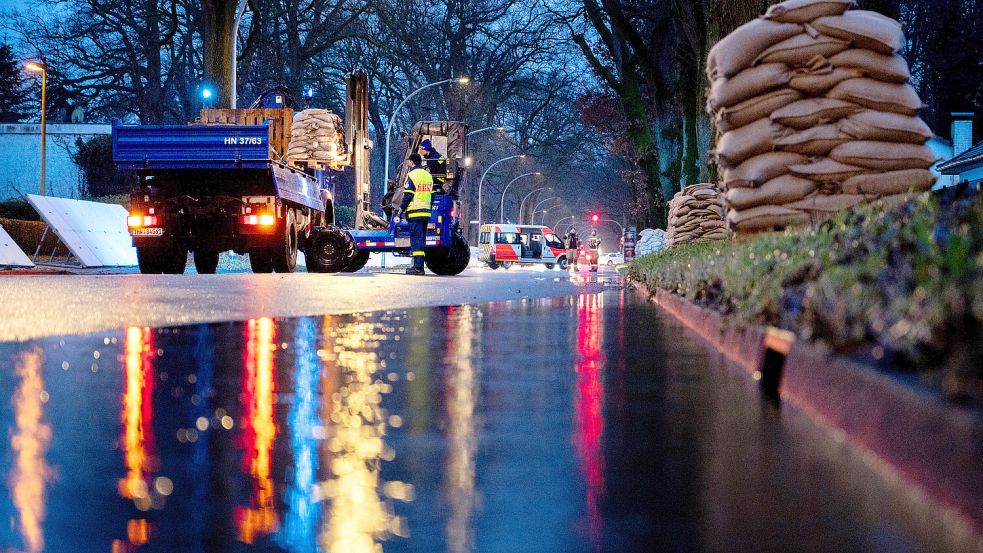 Mitglieder des THW aus Leer unterstützten gemeinsam mit anderen Einsatzkräften die Hochwasserlage in Oldenburg. Foto: Dittrich/dpa