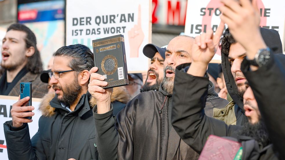 Die Koranverbrennungen in Schweden vergangenes Jahr boten Anlass zu verschiedenen Gegendemonstrationen in europäischen Großstädten, wie hier im Februar in Hamburg. Foto: dpa/Jonas Walzberg