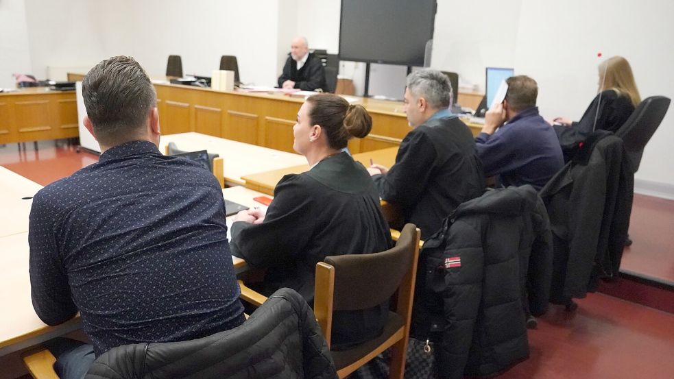 Die Angeklagten (l und 2.v.r) sitzen zu Beginn des Prozesses neben ihren Anwälten im Sitzungssaal im Strafjustizgebäude. Foto: dpa