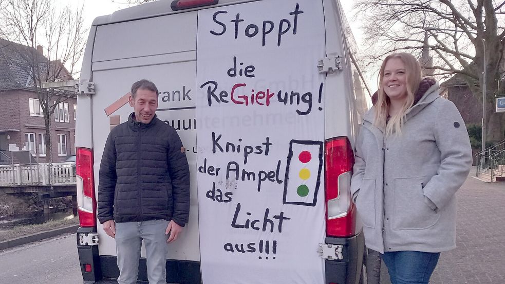 Bauunternehmer Frank Smidt und Schulbegleiterin Christel Robbe (beide aus Ostrhauderfehn) solidarisieren sich mit den demonstrierenden Bauern. Sie teilen deren Existenznot. Foto: Scherzer