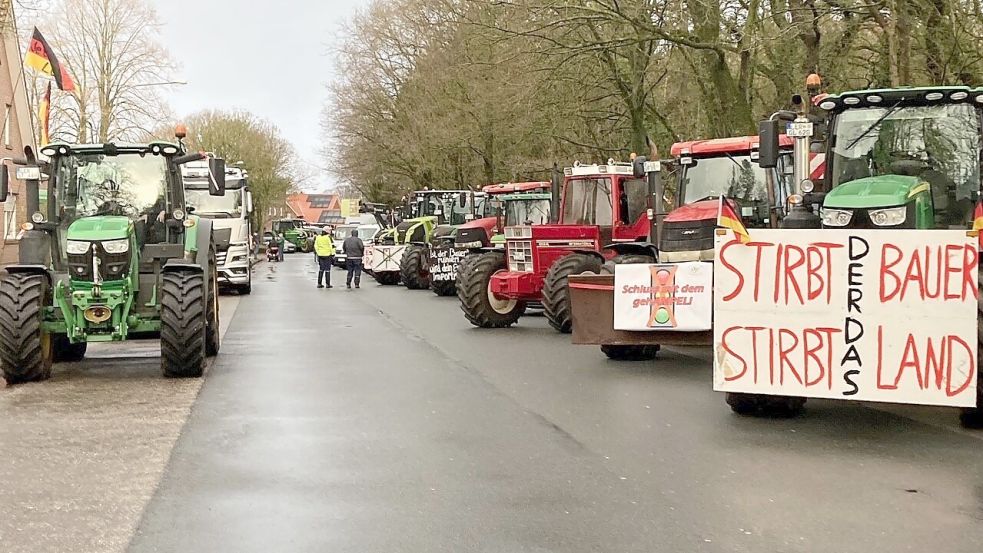 In Remels wurde die Raiffeisenstraße blockiert. Foto: Mimkes