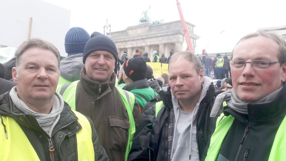 Viele Landwirte aus dem Landkreis Leer sind Montagfrüh zur Protestkundgebung nach Berlin gefahren. Das Foto zeigt (von rechts) Bernhard Bekebrok, Vorsitzender des Landwirtschaftlichen Zweigvereins Ihrhove, Karsten Kruse (Klostermoor), Wilhelm Müntinga-Busemann (Grotegaste) und Klaus Borde, Oldendorp, Kreisvorsitzender des Landwirtschaftlichen Hauptvereins Leer vor dem Brandenburger Tor. Foto: Privat