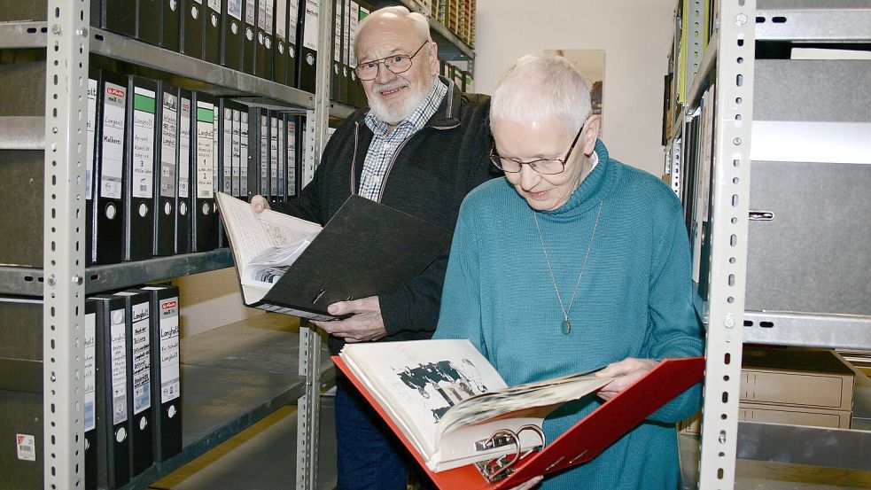 Günther Lüken und Helma Heinze vom Verein Overledinger Geschichte stehen im Archiv. Foto: Hinderks