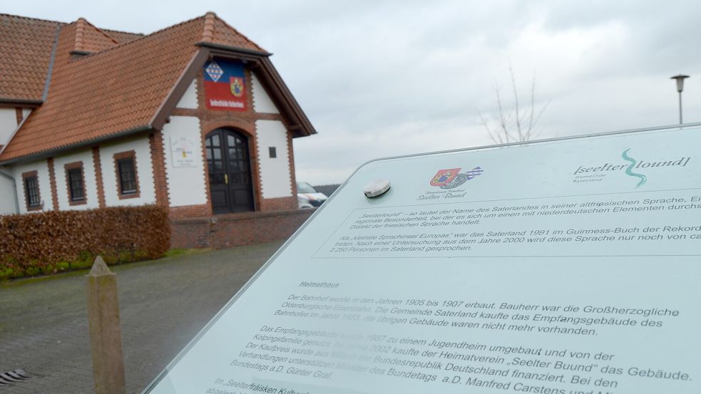 Im Seelterfräiske Kulturhuus, dem früheren Scharreler Bahnhof, trifft sich künftig alle 14 Tage ein Saterfriesisch-Stammtisch. Mitte Februar geht es los. Foto: Fertig