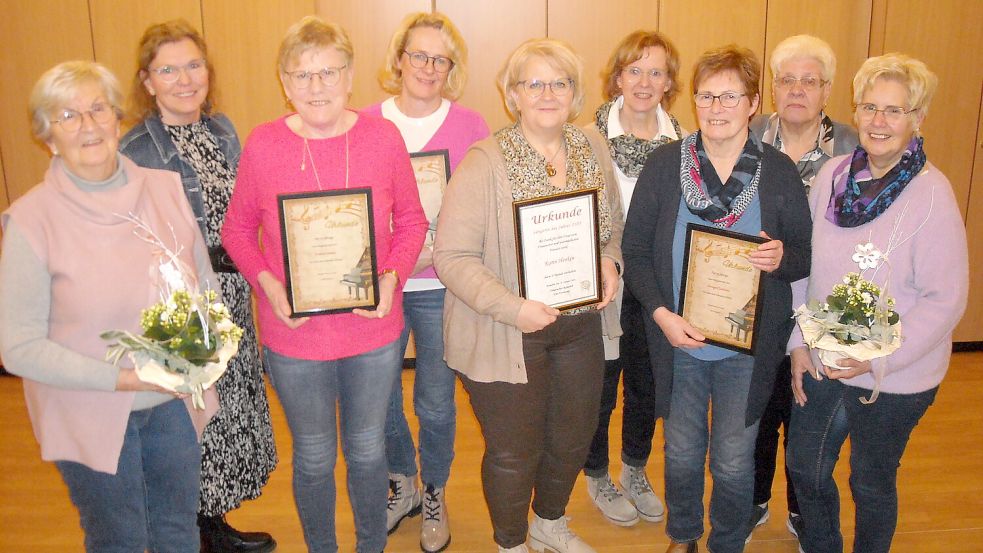 Ehrungen standen beim Frauenchor Ramsloh an (von links): Wilma Brake, Anne Wittke, Antonia Schaap, Doris Heyens, Karin Henken, Maria Helmers, Annegret Deddens, Ella Gerke und Lenchen Kösters. Foto: Frauenchor Ramsloh