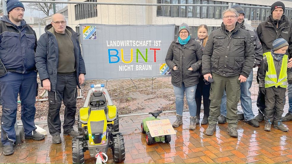 Neben Wilfried Meemken (2. von links) und Anita Lucassen (3. von rechts) protestierten insgesamt rund 200 Landwirte in Barßel dagegen, mit Rechtsextremen in einen Topf geworfen zu werden. Foto: Stix