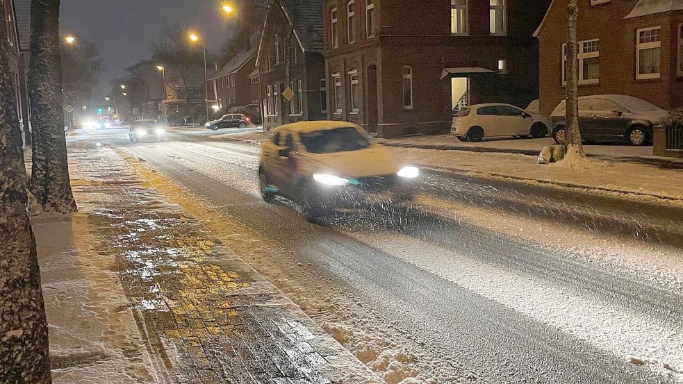 Wer am Dienstagmorgen unterwegs war, musste – wie hier in Leer – über glatte Straßen fahren. Foto: Bär