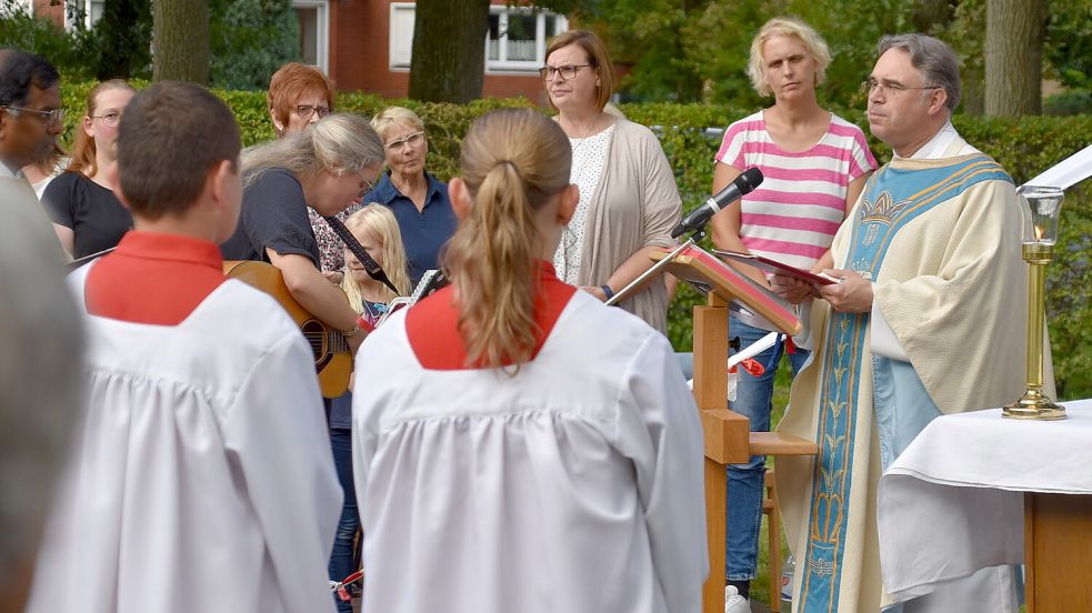 Die Kirchengemeinden St. Bonifatius Westrhauderfehn und St. Bernhard Flachsmeer verabschieden Pfarrer Torsten Brettmann (im Foto rechts) am Sonntag, 14. Januar 2024, während eines Gottesdienstes. Foto: Ammermann/Archiv