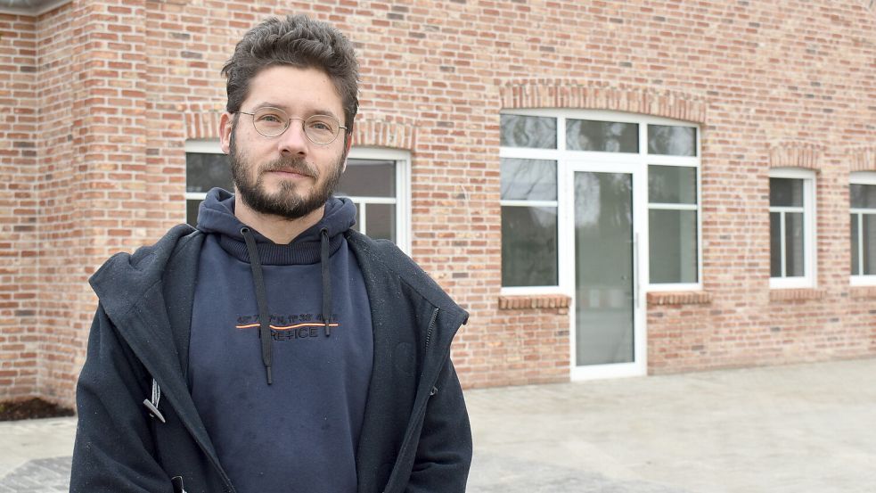 Dr. Michael Noseleit steht vor seinem neuen Praxisgebäude an der Hahnstraße in Ostrhauderfehn. Foto: Zein