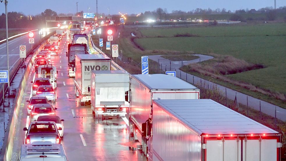 Vor dem Emstunnel bildeten sich Staus. Foto: Ortgies