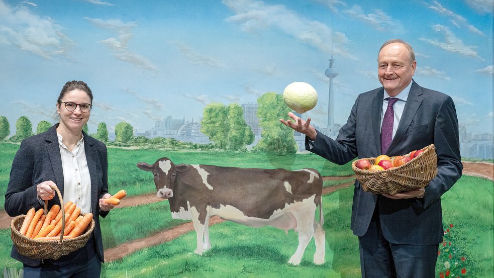Wie gemalt: Bauernpräsident Joachim Rukwied und Lea Fließ, Geschäftsführerin Forum Moderne Landwirtschaft, werben zur Internationalen Grünen Woche für heimische Produkte. Foto: dpa/Soeren Stache