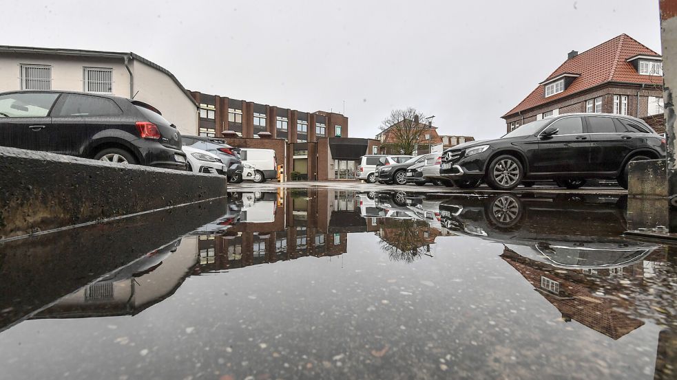 Auch der Parkplatz hinter den Gebäuden soll nach den Plänen von Fokus Development bebaut werden. Foto: Ortgies