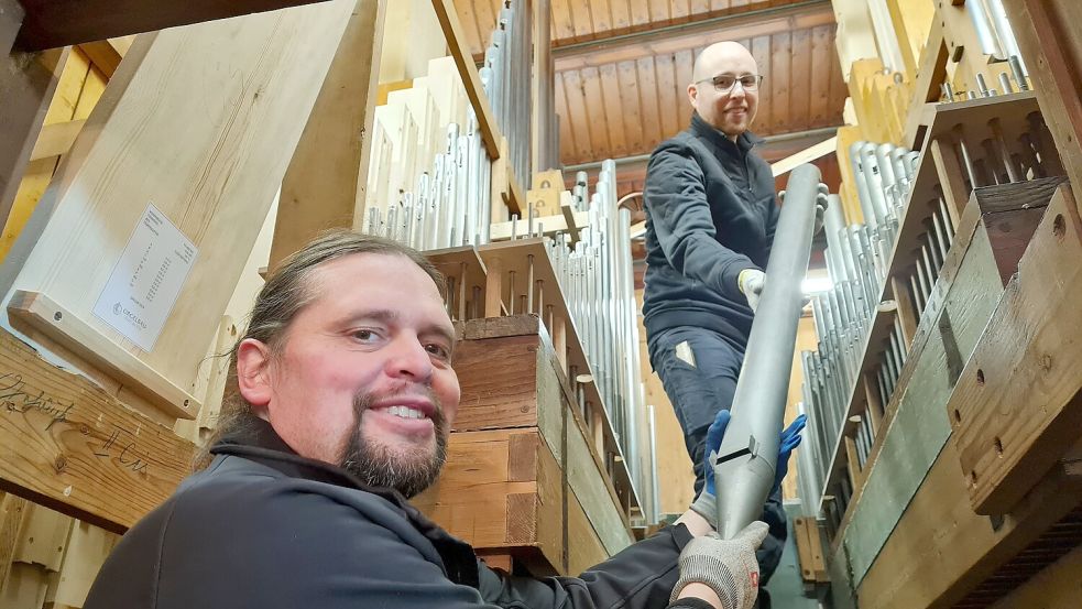 Orgelbaumeister Jens Decker (rechts) ist Projektleiter der Restaurierung der Diepenbrock-Orgel. Unter anderem sein Kollege Christoph Neitzel baut mit ihm an der Orgel. Fotos: Cordes