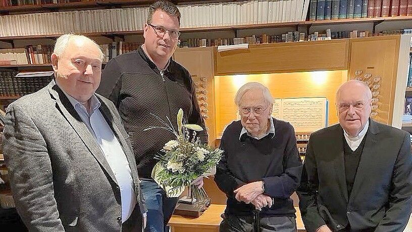 Werner Haselier (2. von rechts) gab am Jahresende 2023 sein Engagement als Organist der Garreler Pfarrkirche St. Peter und Paul auf. Hubert Looschen (von links), Florian Böckmann und Pfarrer em. Paul Horst (rechts) bedankten sich für den langjährigen Einsatz. Foto: Thomas Haselier