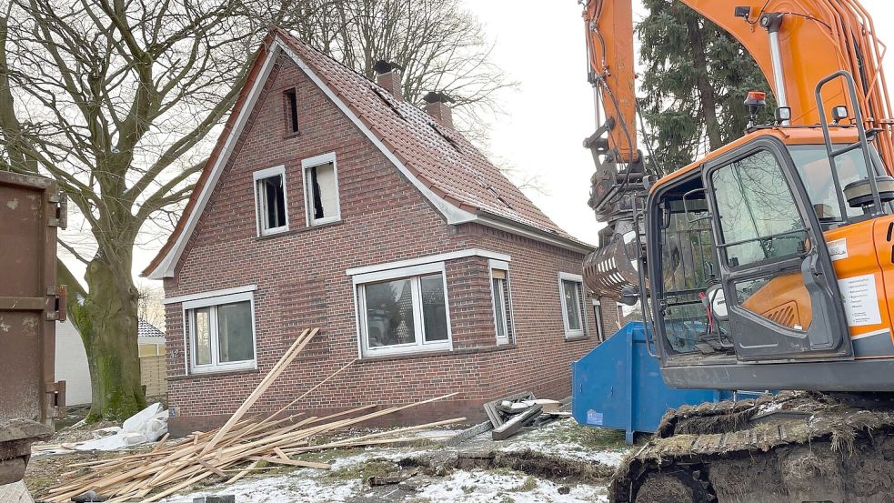Das ältere Wohnhaus am Neuen Weg/Ecke Am Markt wird derzeit abgerissen. Foto: Janßen
