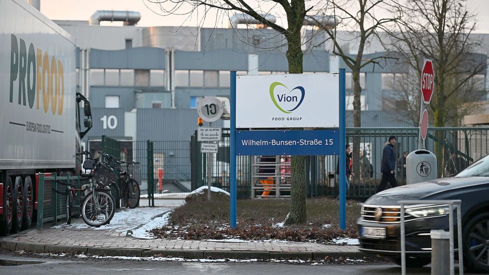 Feierabend: Vion-Mitarbeiter verlassen den Schlachthof, nachdem ihnen die Schließung mitgeteilt wurde. Foto: Vorwerk