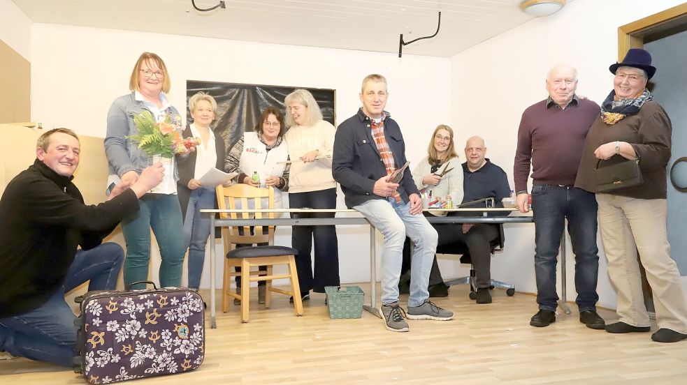 Die Laienschauspieler der Tanger Speelköppel feiern mit ihrem neuen Stück „Die Gedächtnislücke“ im Tanger Dörpshus Premiere. Foto: Passmann