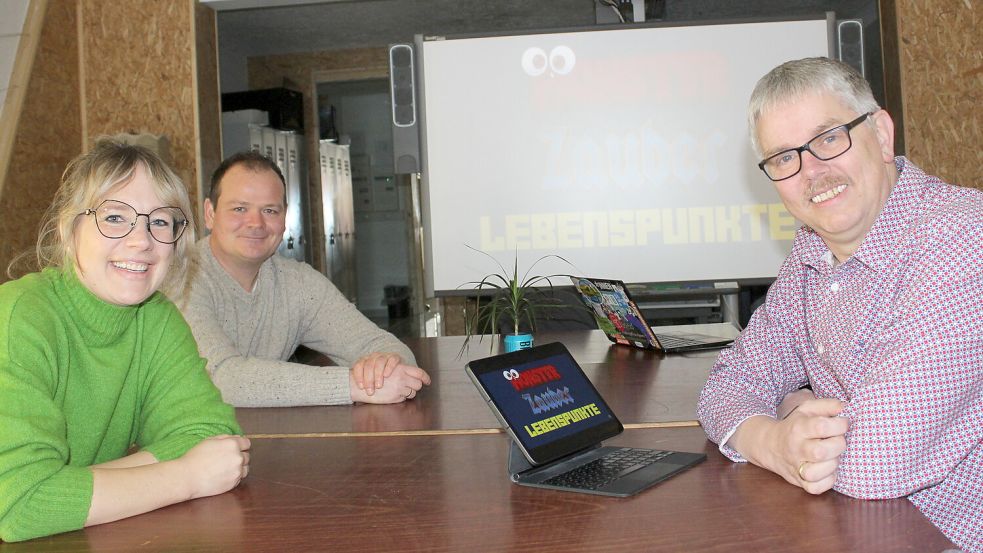 Auf das neue Angebot am Papenburger Hauptkanal freuen sich Sabine Pinkernell, Markus Arens und Filialchef Georg Kröger (rechts). Fotos: Belling