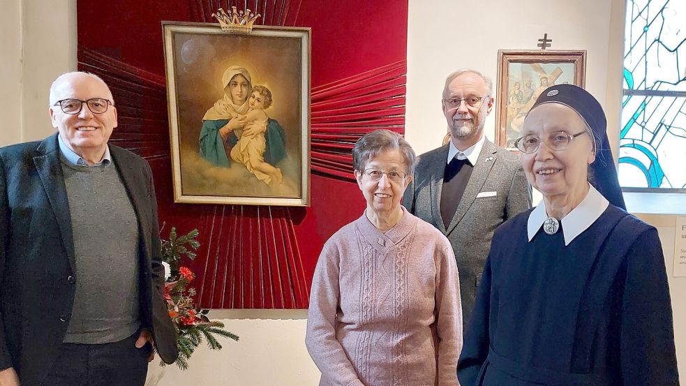 Pfarreiratsvorsitzender Georg Pugge, Schwester M. Aniéla, Ludger Fischer, Leitender Pfarrer der Kirchengemeinde St. Jakobus Saterland, und Schwester Elsmarie vor dem Marienbild in der Sedelsberger Kirche. Foto: privat