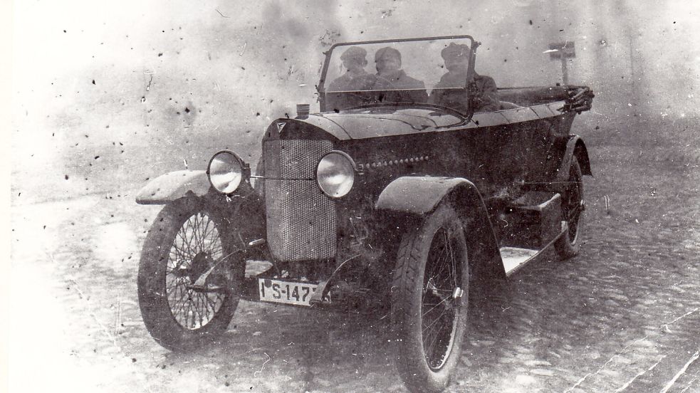 Bernhard Austermann am Steuer seines Autos, um 1930.