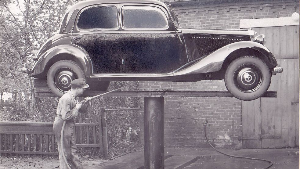 •Autowäsche bei Austermann. Das Bild stammt aus den 1950er Jahren.