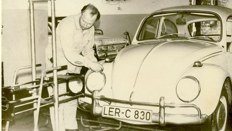 1975: Kfz-Meister Hans Heyer stellt in der Werkstatt Austermann an einem VW Käfer die Scheinwerfer ein.