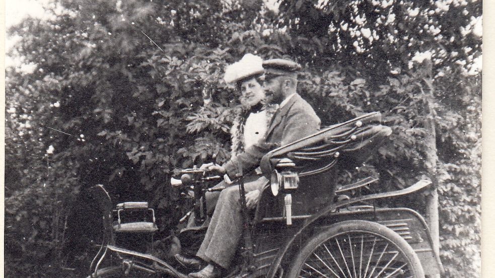 Dr. med. Walter Trepte mit seiner Frau in seinem Auto um 1905.