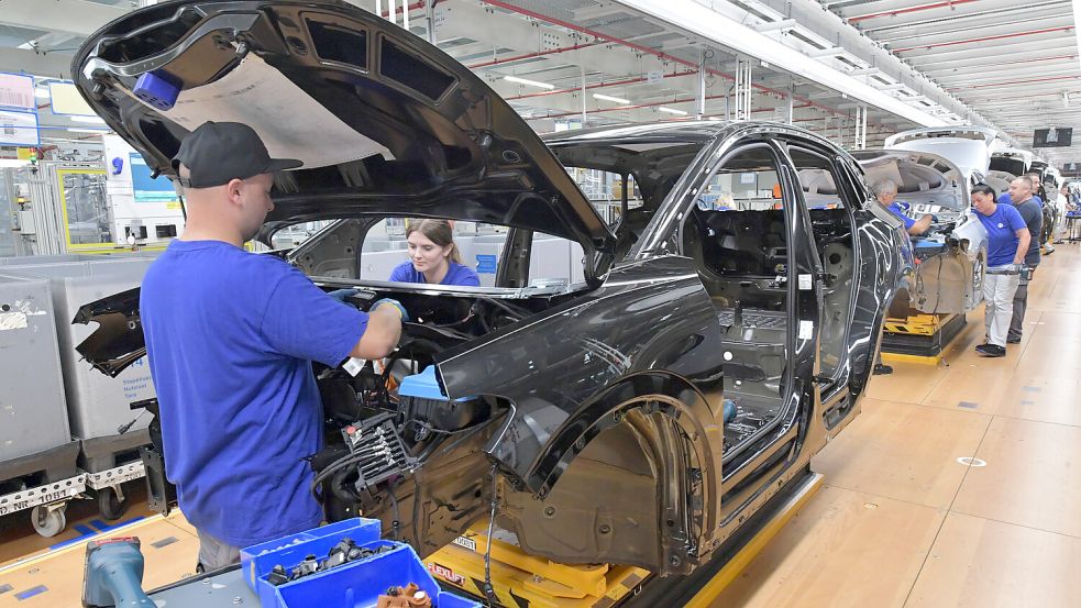 E-Auto-Montage im VW-Werk Emden: Selbst in der Vorzeigeindustrie Ostfrieslands gibt es derzeit einen Einstellungsstopp. Foto: Ortgies