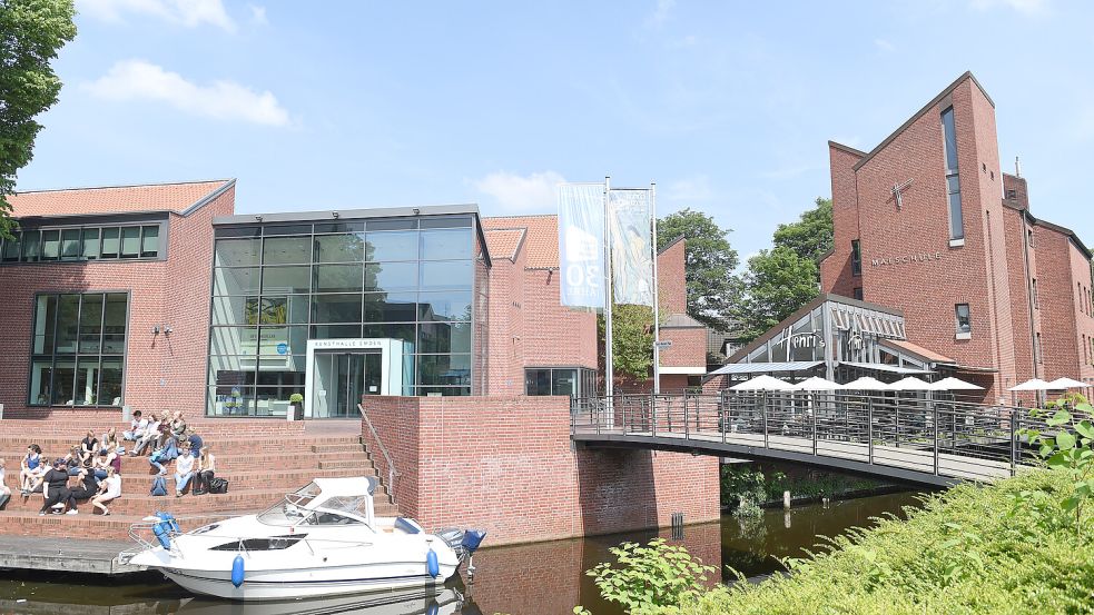 Die Kunsthalle in Emden liegt in der Stadt direkt am Wasser. Foto: Jaspersen/dpa
