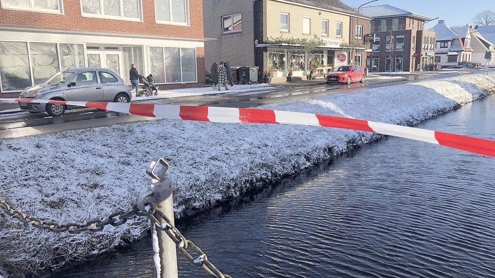 Flatterband hängt überall am Untenende in Rhauderfehn: Bei den Geschäften, bei der Hoffnungskirche und an den Brücken. Fotos: Zein