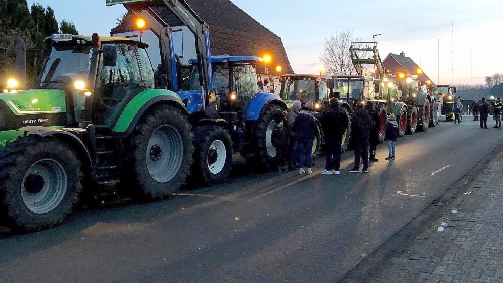 Der Verein „Land schafft Verbindung Ostfriesland“ hatte zu einer Sternfahrt nach Ostrhauderfehn aufgerufen. Foto: Kruse