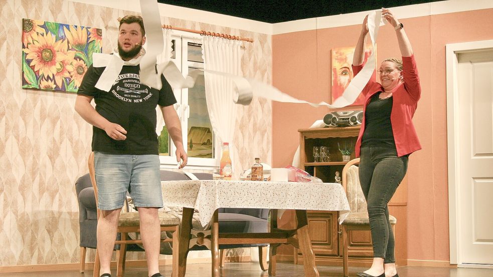 Statt mit Luftschlangen dekorieren Johannes (Tim Frederichs) und Heidi (Melanie Möhlmann) das Wohnzimmer mit Toilettenpapier