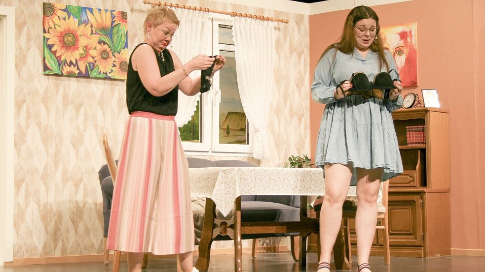 Tante Julia (Elke Schmidt) und Nachbarin Agathe (Joelline-Chiara Schmidt) machen einen fragwürdigen Fund in der Schmutzwäsche.