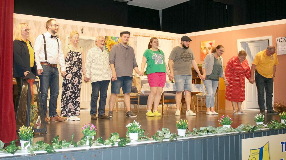 Die Theatergruppe Feierabend lässt sich nach ihrem gelungenen Auftritt feiern.