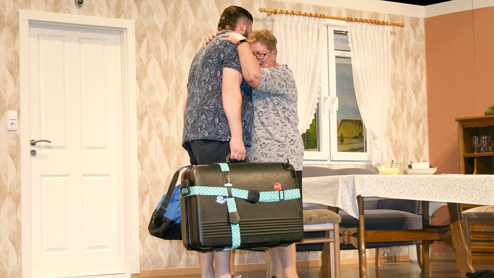 Therese (Getrud Janssen) muss sich schweren Herzens von ihrem geliebten Sohn Johannes (Tim Frederichs) trennen.