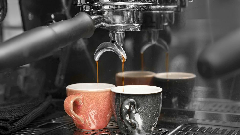 Neben Kaffee gibt es noch weitere zahlreiche Getränke, die durch enthaltenen Koffein wach machen. Foto: imago images / imagebroker