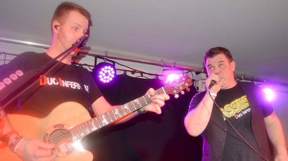 Das „Duo Infernale“ sorgte für gute Stimmung in „Plümers Gaststätte“. Foto: Weers