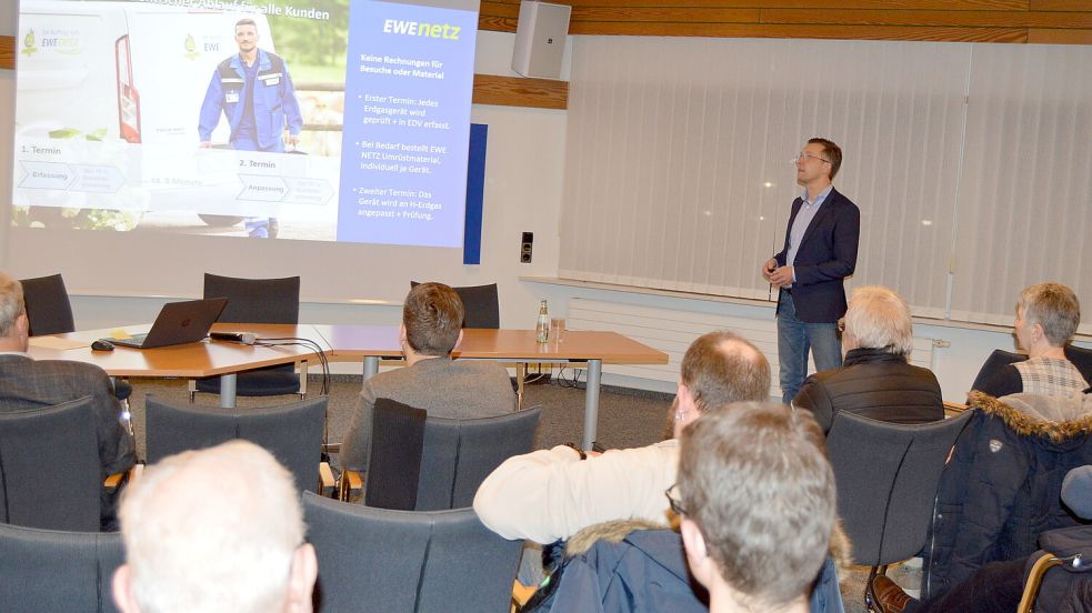Jens Witthus, Sprecher des Projekts Erdgasumstellung bei der EWE Netz aus Oldenburg, informierte kürzlich Gemeinde- und Ortsräte aus Rhauderfehn über die geplante Umstellung. Foto: Weers