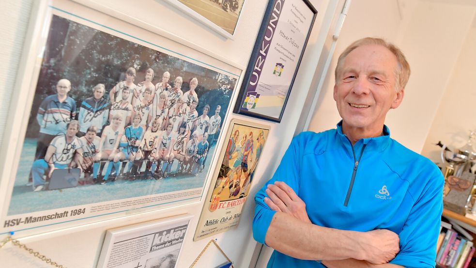 Ein Mannschaftsbild des Hamburger SV von vor 40 Jahren mit allen Autogrammen hängt im Arbeitszimmer von Ottmar Didszun an der Wand. Foto: Ortgies