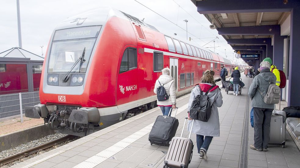 Blick nach Norddeich: Wenn die Bahn streikt, ist das für die Gäste Ostfrieslands eine Katastrophe – und für die Tourismus-Wirtschaft ein Image-Schaden. Foto: Dulian/DPA/Archiv