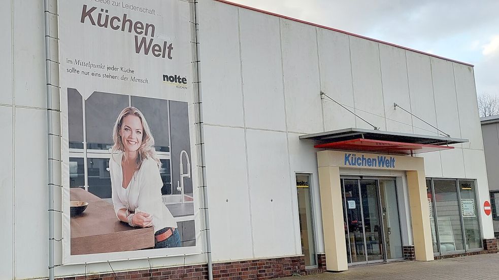 Ein Aushang in der Scheibe wies darauf hin, dass die Küchenwelt in Papenburg geschlossen bleibt. Foto: Belling