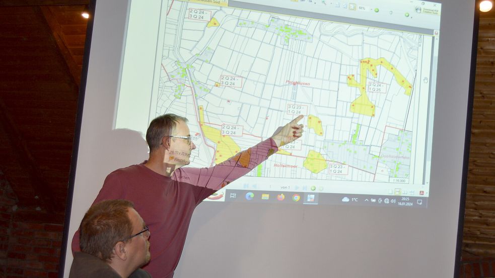 Guido Meyer erläutert den geplanten Breitbandausbau. Foto: Weers